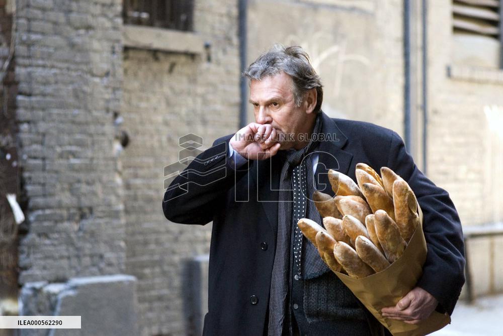 Arthur Edens (TOM WILKINSON) walks down the street near his