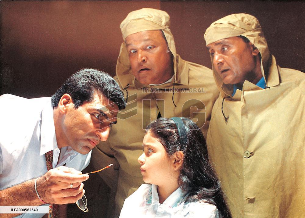 Film: Halo  Dir: Santosh Sivan  Country: India      Yr: 2000
