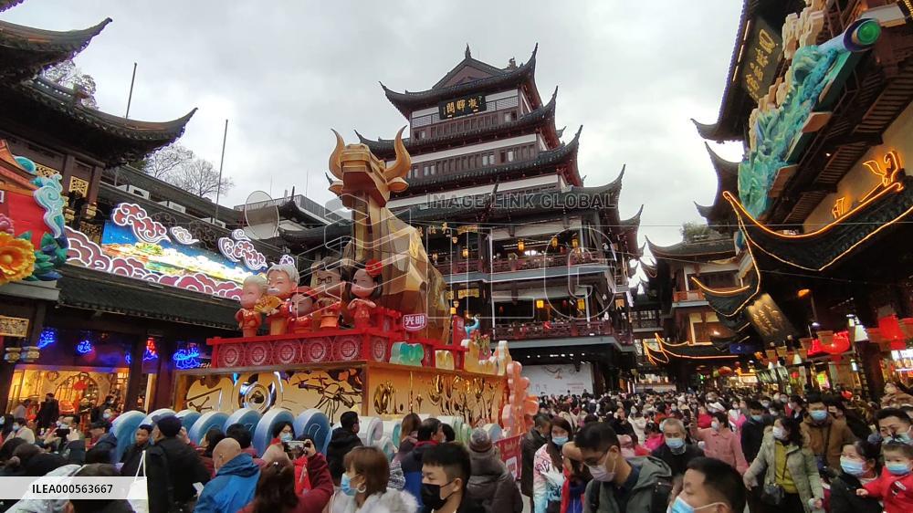 Traditional Yuyuan Garden Lantern Festival in Shanghai