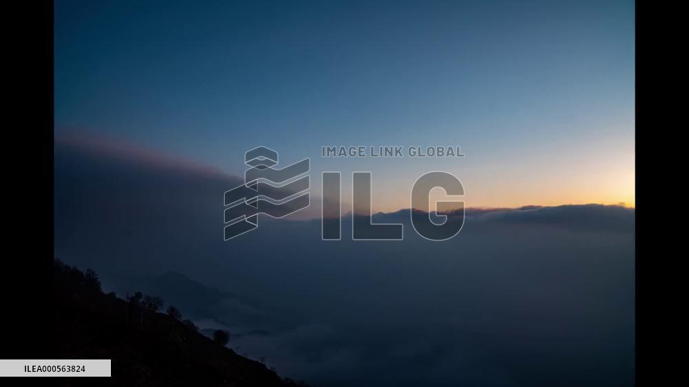 Miaofeng Mountain shrouded in Mist