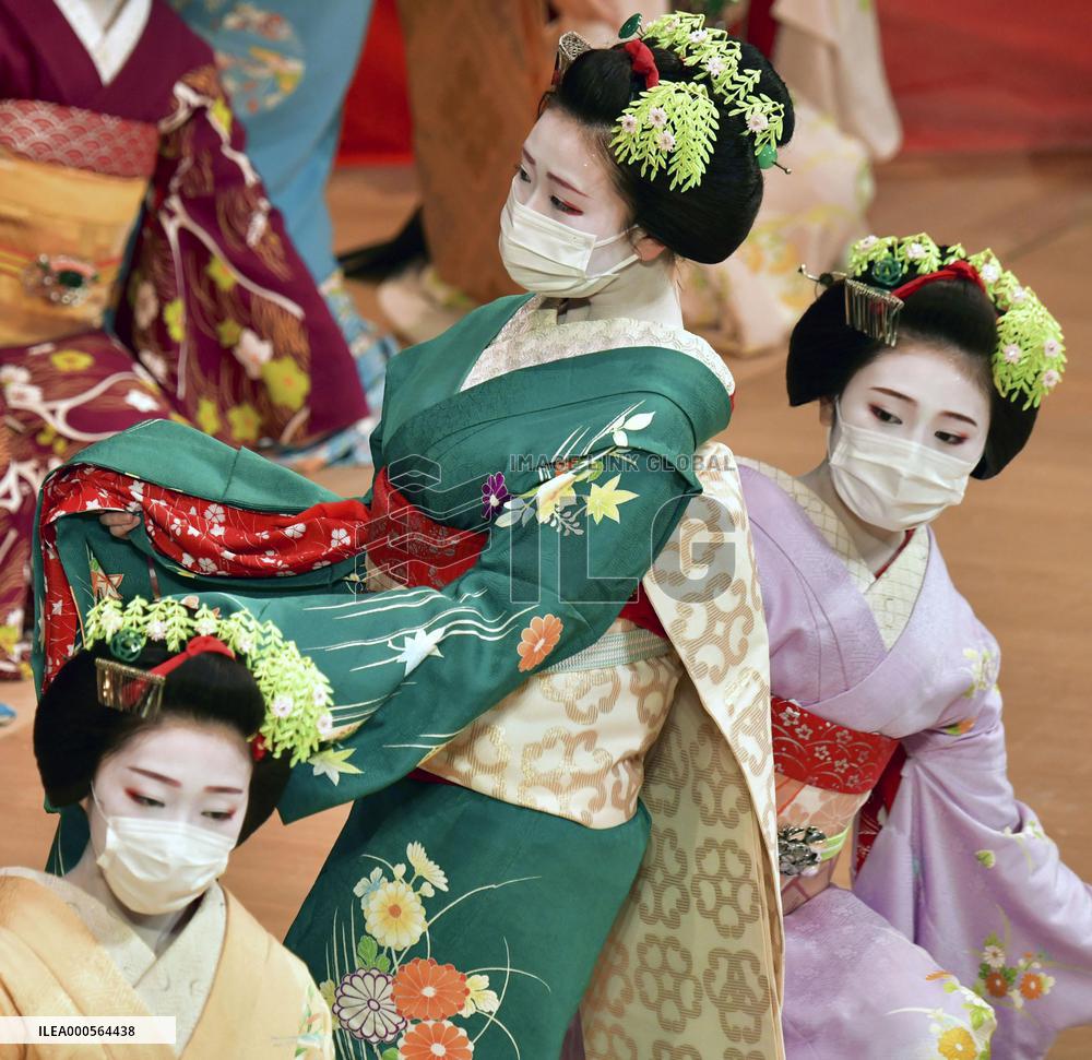 Maiko dance practice
