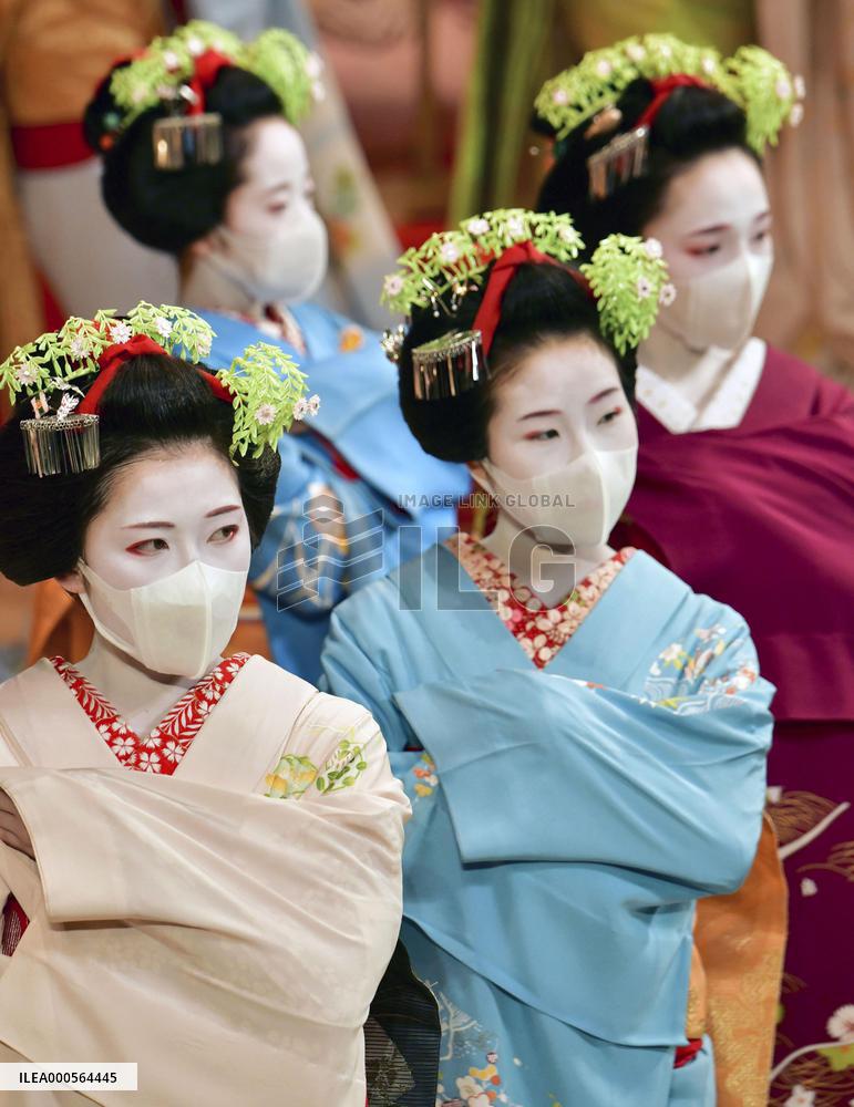 Maiko dance practice
