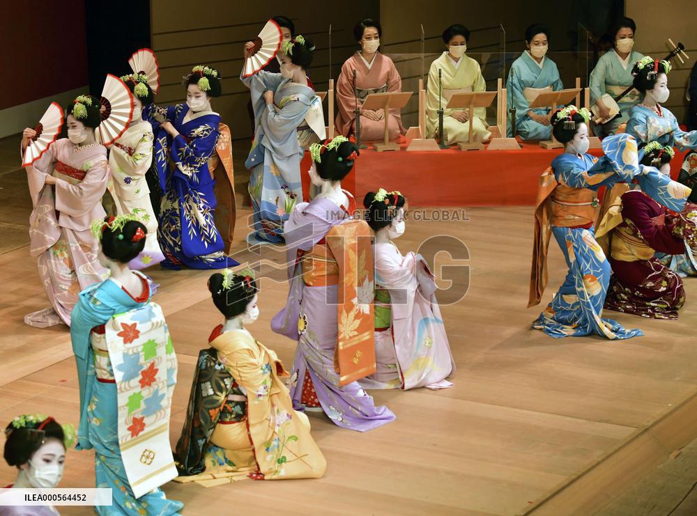 Maiko dance practice