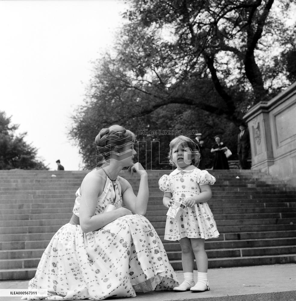 Actress DEBBIE REYNOLDS with her daughter CARRIE from her
