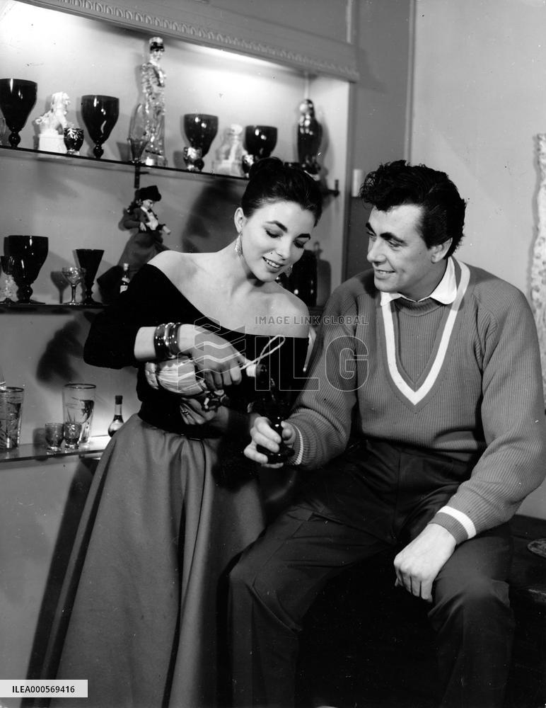 JOAN COLLINS with her first husband MAXWELL REED