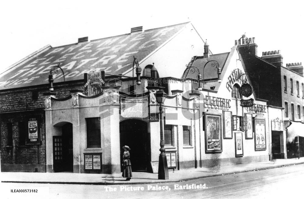 THE PICTURE PALACE CINEMA EARLSFIELD, LONDON  CIRCA 1911