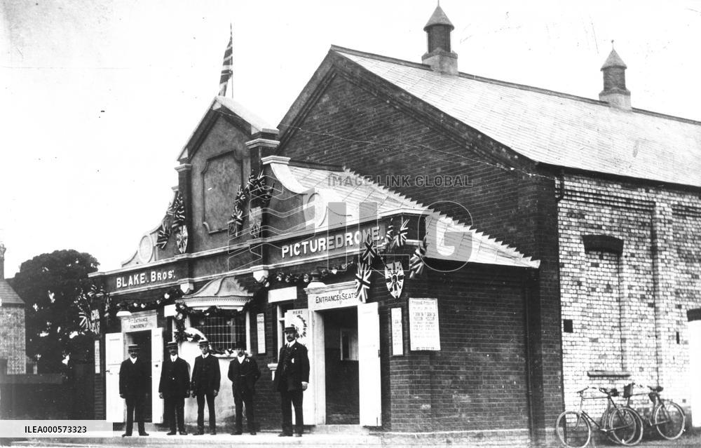 THE PICTUREDROME CINEMA  HITCHIN IN JUNE 1911 *** Local Capt