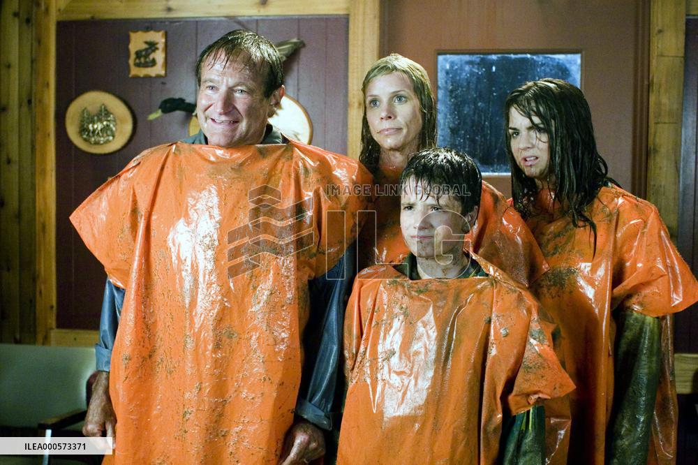 l to r Robin Williams, Cheryl Hines, Josh Hutcherson, Jo Jo