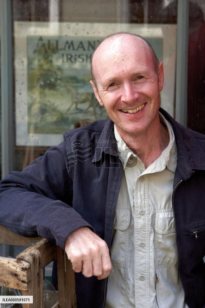 THE WIND THAT SHAKES THE BARLEY