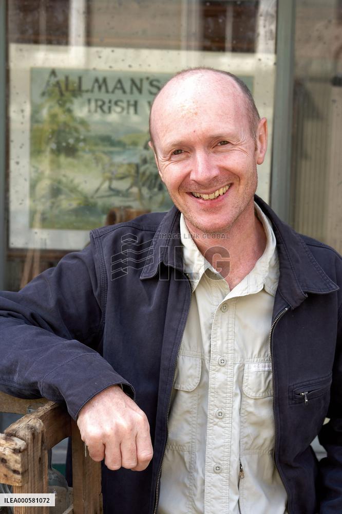 THE WIND THAT SHAKES THE BARLEY