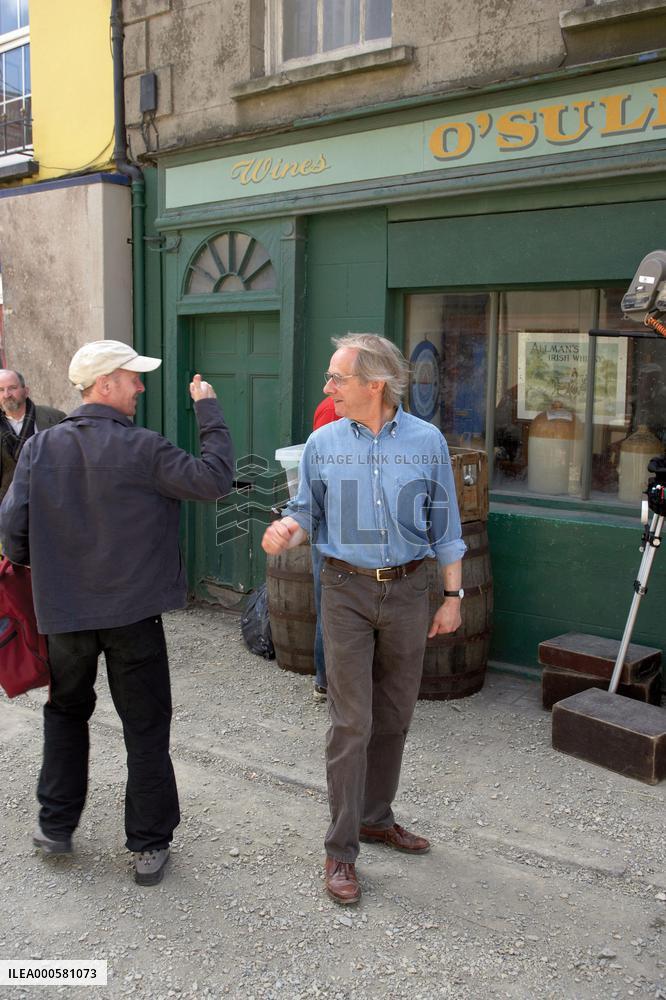 THE WIND THAT SHAKES THE BARLEY