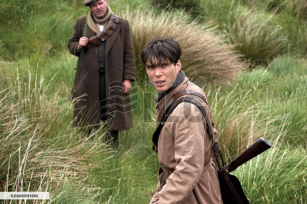 THE WIND THAT SHAKES THE BARLEY