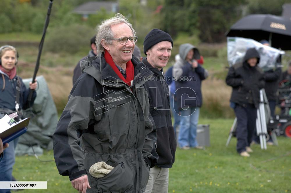 THE WIND THAT SHAKES THE BARLEY