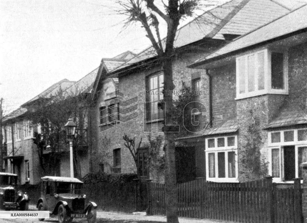 NETTLEFOLD FILM STUDIOS, Walton On Thames          Picture l