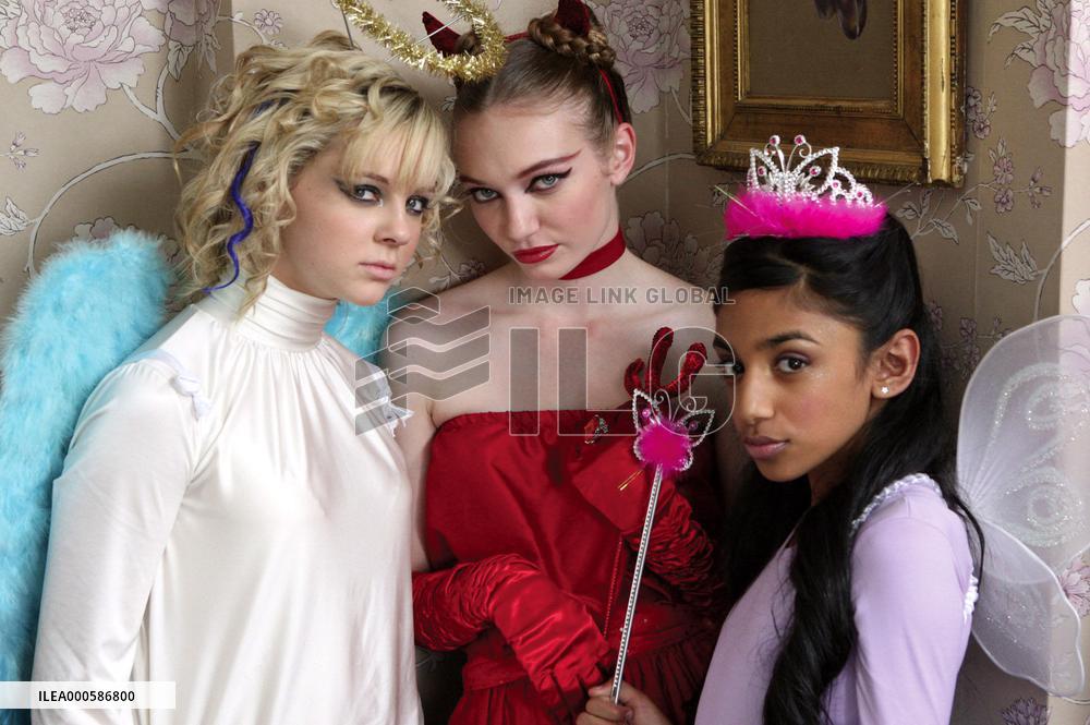 ANGUS, THONGS AND PERFECT SNOGGING