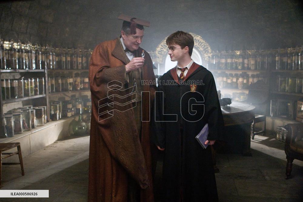 HARRY POTTER AND THE HALF BLOOD PRINCE