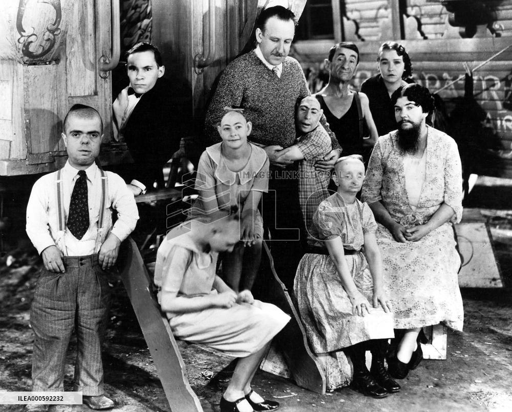 FREAKS (US1932) DIRECTOR, TOD BROWNING WITH MEMBERS OF THE C