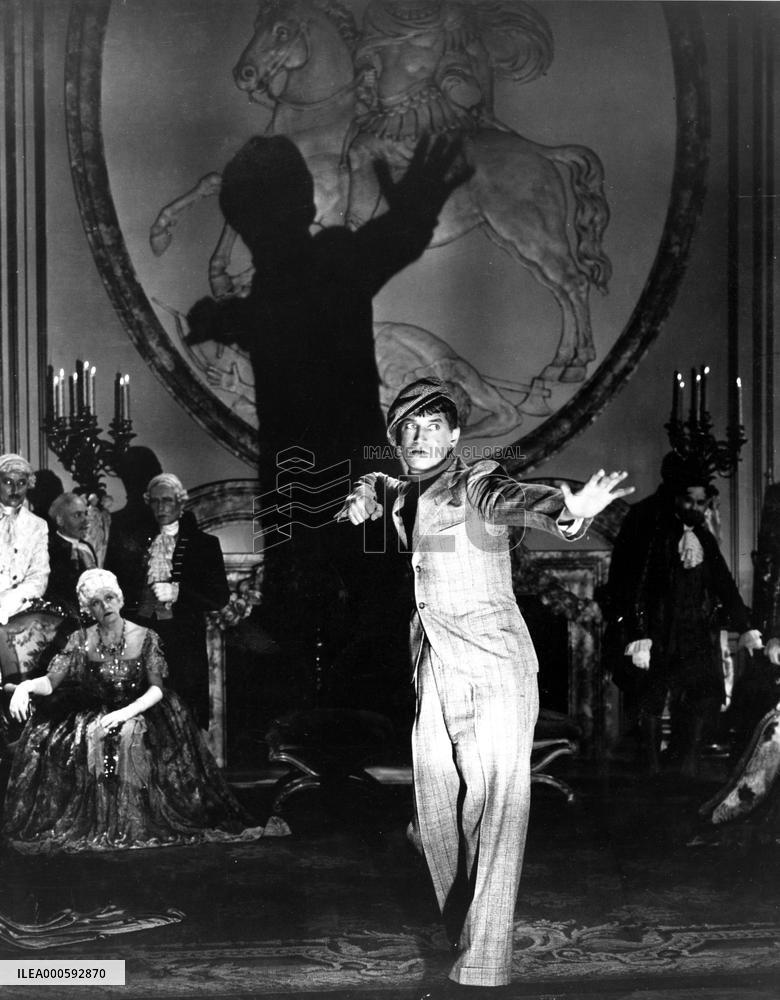 LOVE ME TONIGHT (US1932) MAURICE CHEVALIER