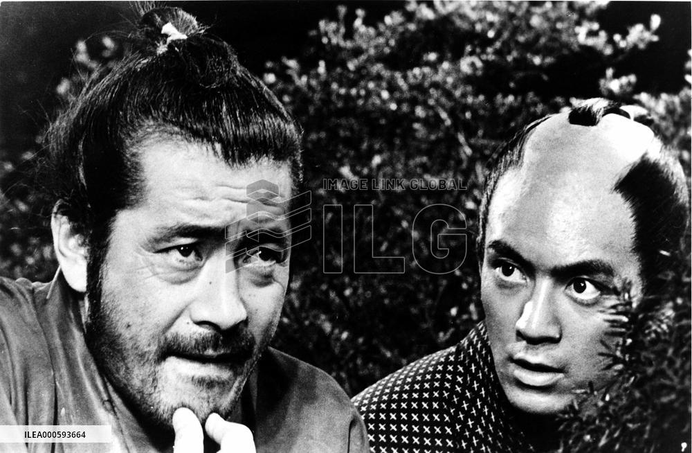 SANJURO (JAP 1962) TOSHIRO MIFUNE left