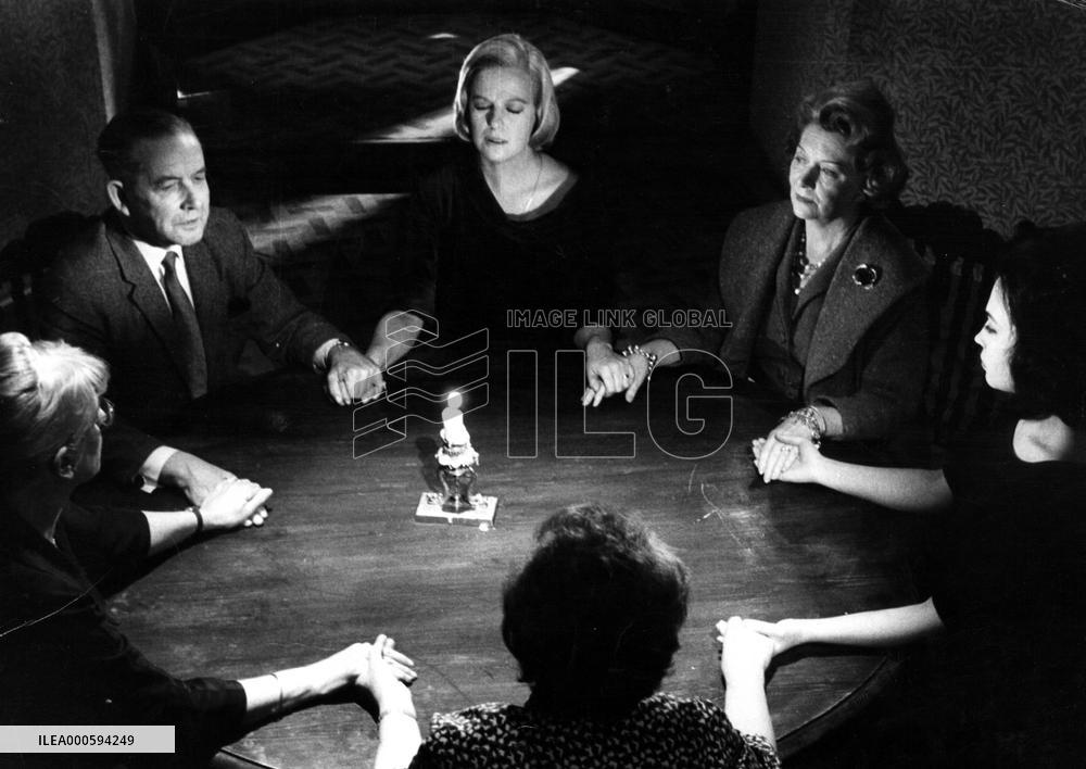 SEANCE ON A WET AFTERNOON (BR1964) KIM STANLEY, CENTRE