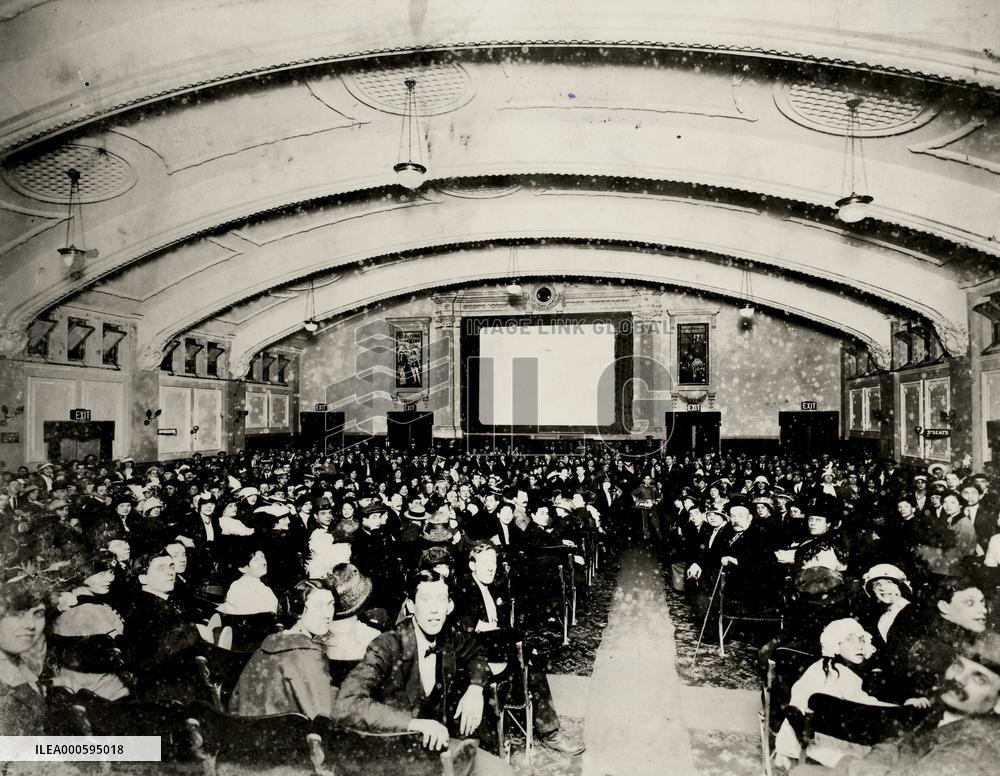 MILE END PALLADIUM CINEMA AUDIENCE CIRCA 1909/1910