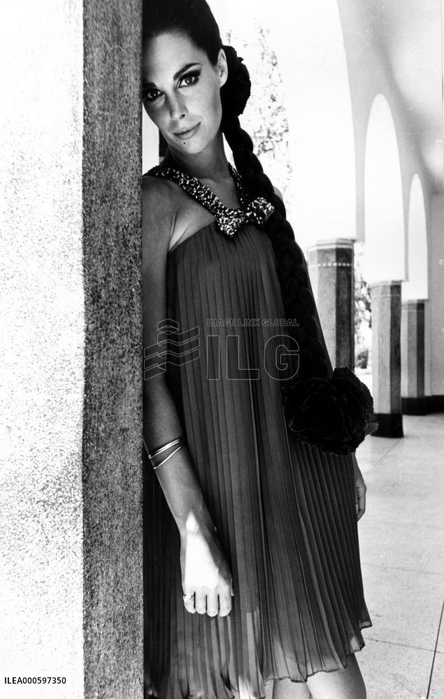 TRACY REED in a pleated tent dress     TRACY REED in a pleat