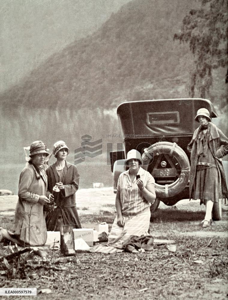 LATE 1920s PICNIC