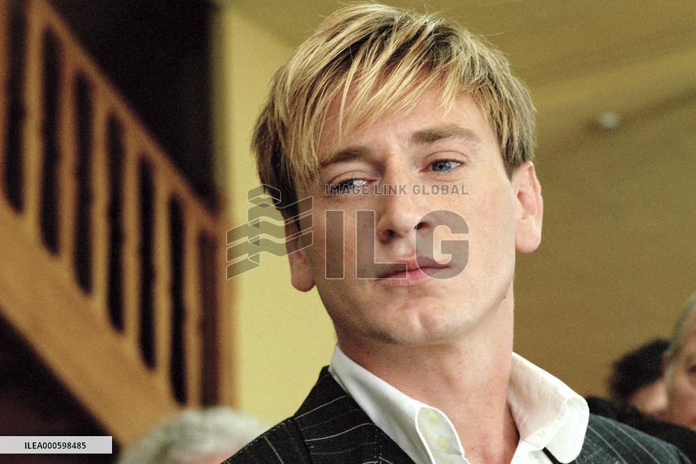 LA FILLE COUPEE EN DEUX