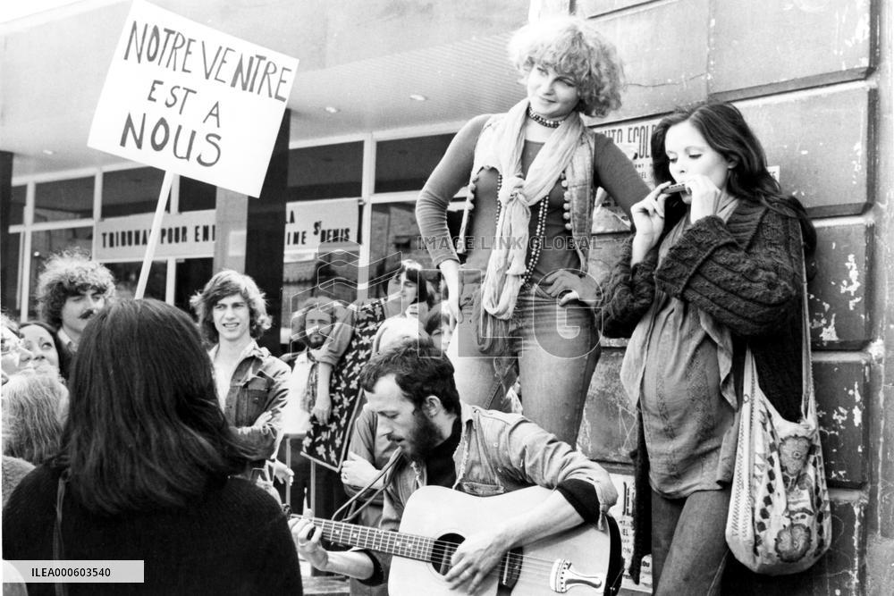 L'UNE CHANTE, L'AUTRE PAS