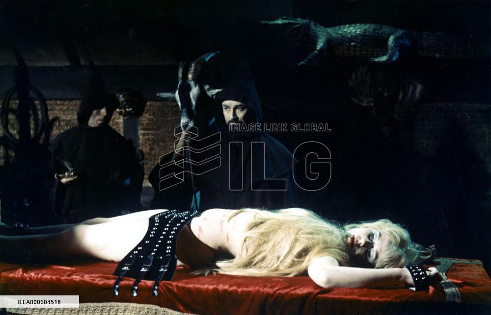 CURSE OF THE CRIMSON ALTAR