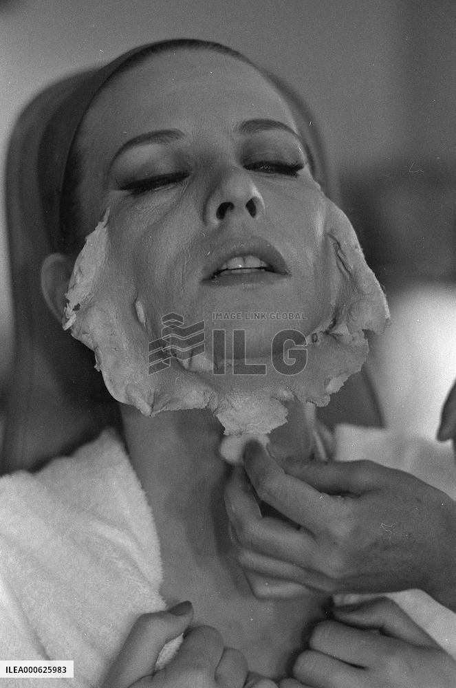 The Man who Fell to Earth film  (1976)