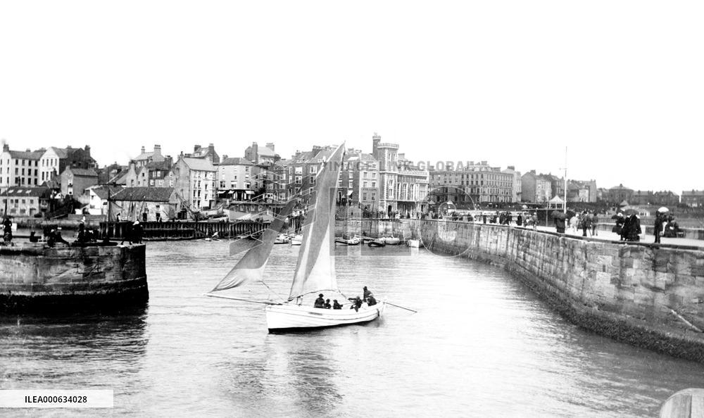 Bridlington, Entrance to the Harbour 1886