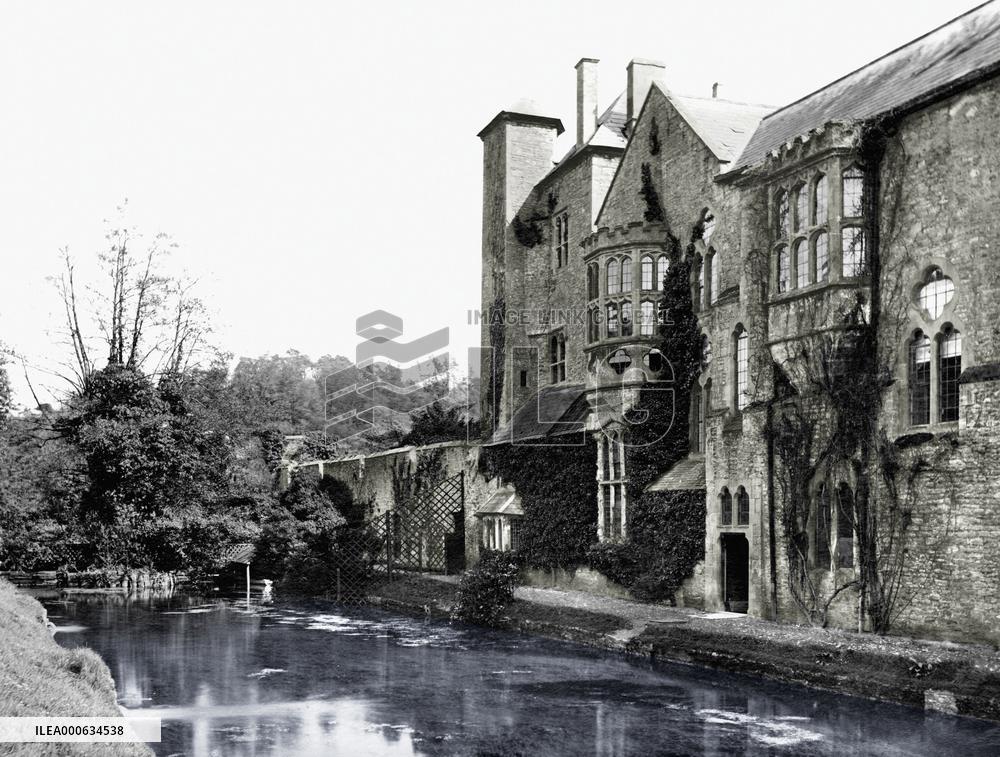 Wells, the Palace and Moat c1900