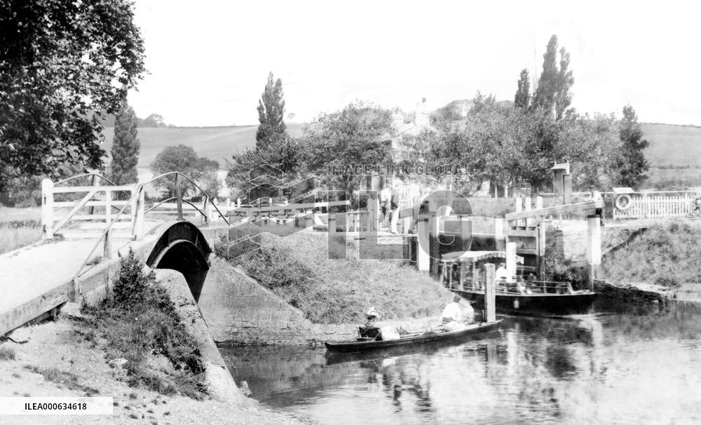 Mapledurham, the Lock 1890
