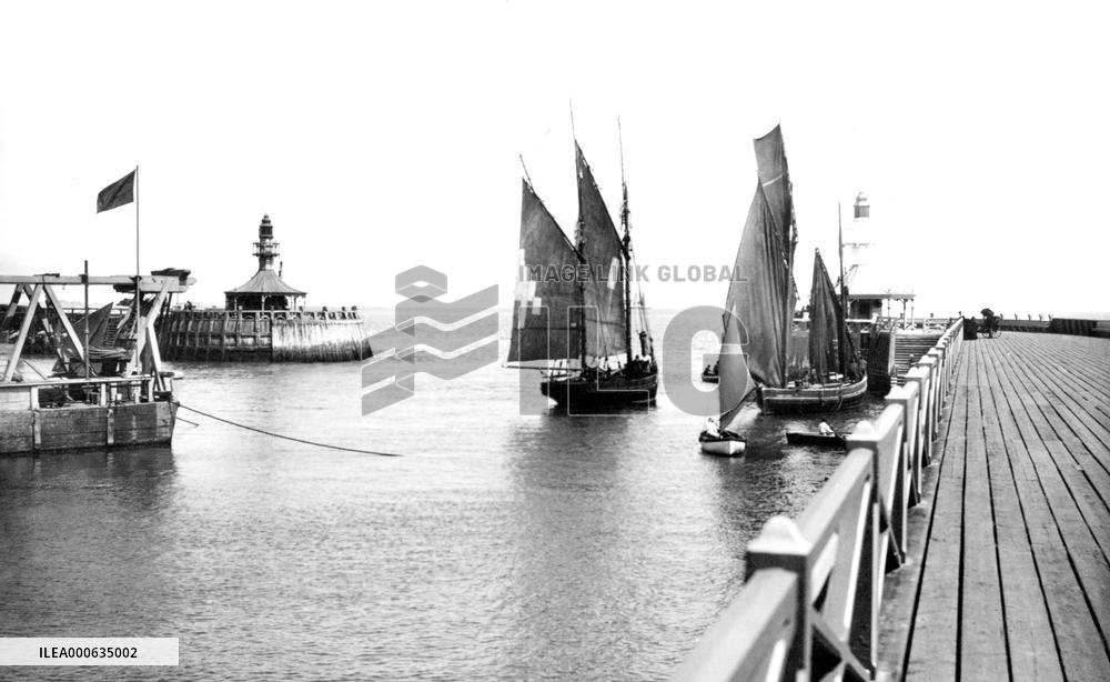 Lowestoft, the Entrance to the Harbour 1887