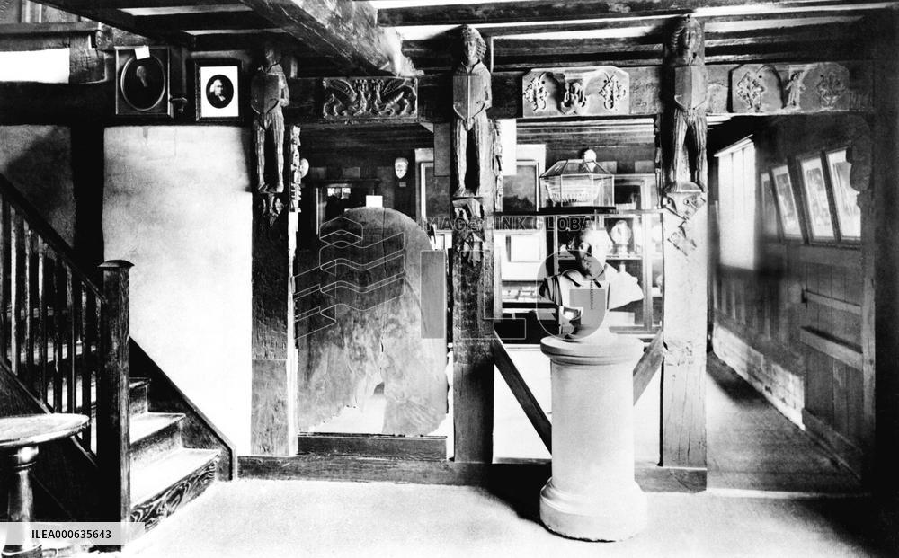 Stratford-upon-Avon, Shakespeare's Birthplace, interior 1892