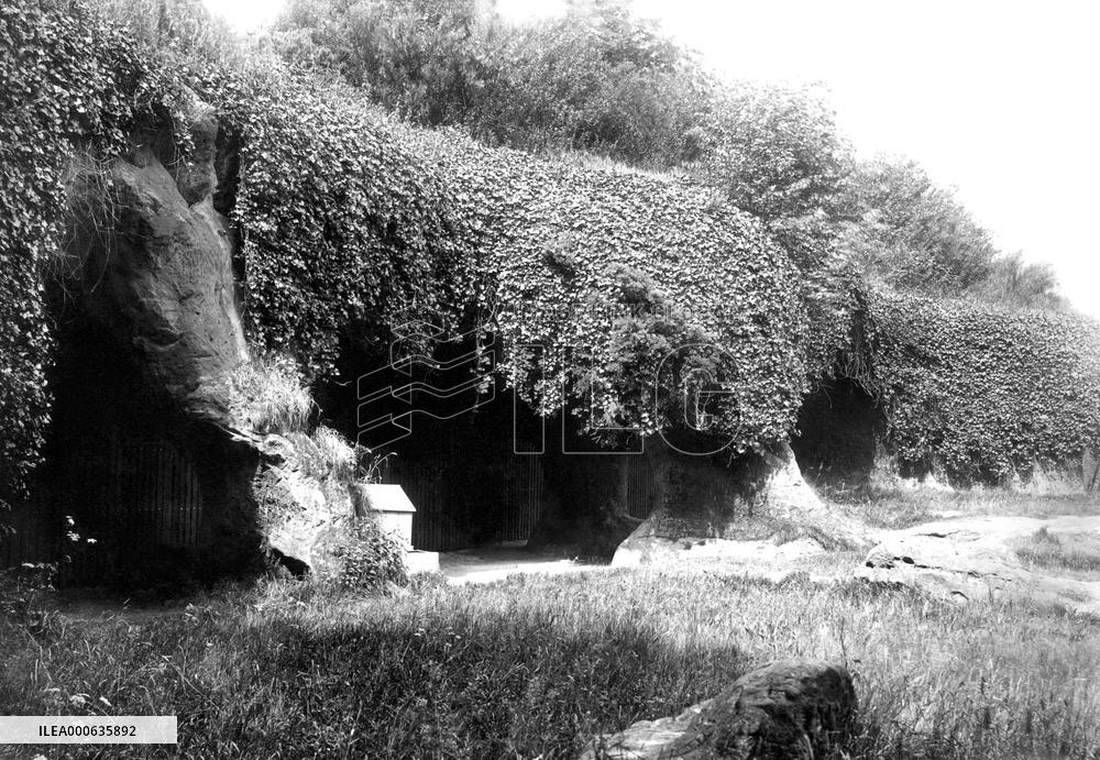 Nottingham, the Robin Hood Caves 1893