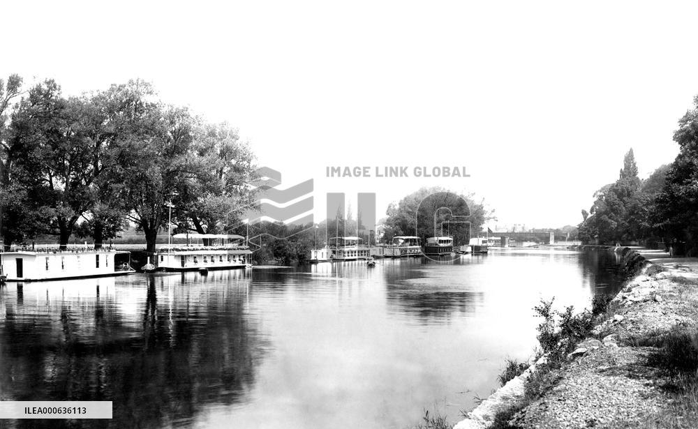 Staines, Houseboat Reach 1895