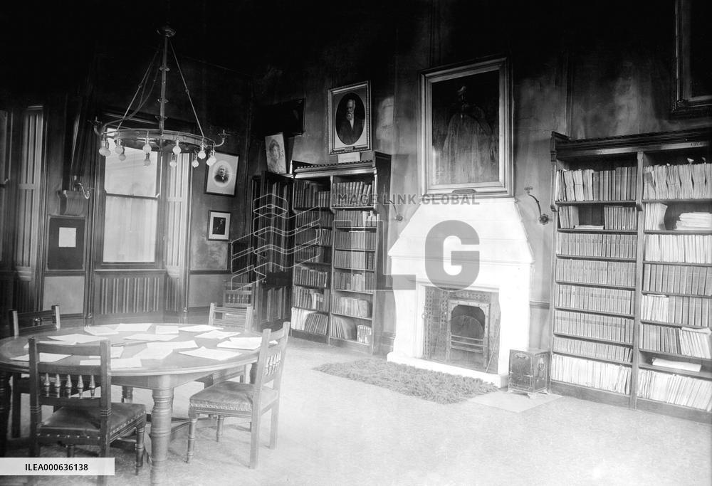 Manchester, Owen's College Professors Common Room 1895