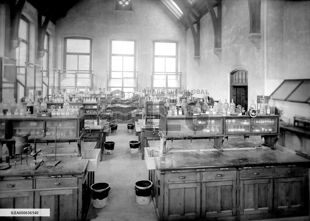 Manchester, Owen's College Organic Laboratory 1895