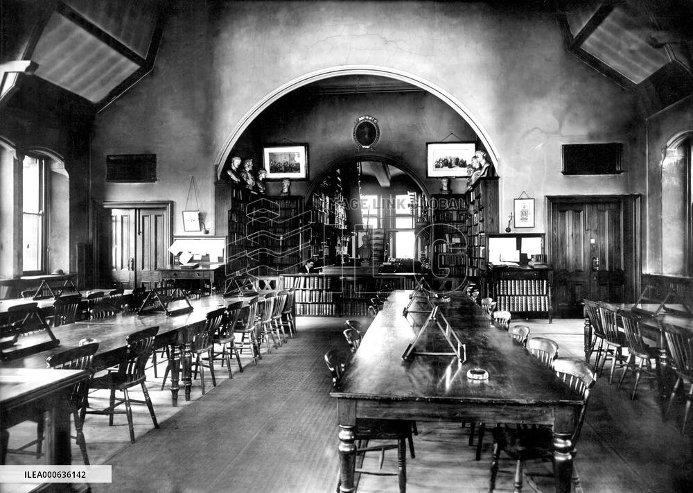 Manchester, Owen's College Library and Reading Room 1895
