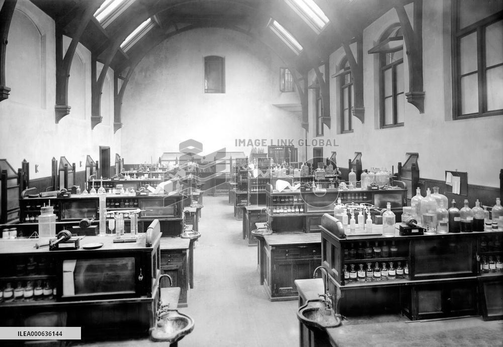 Manchester, Owen's College Quantitive Laboratory 1895