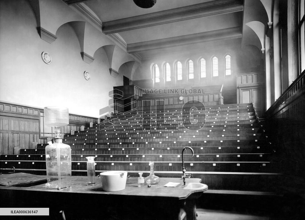 Manchester, Owen's College Chemistry Theatre 1895