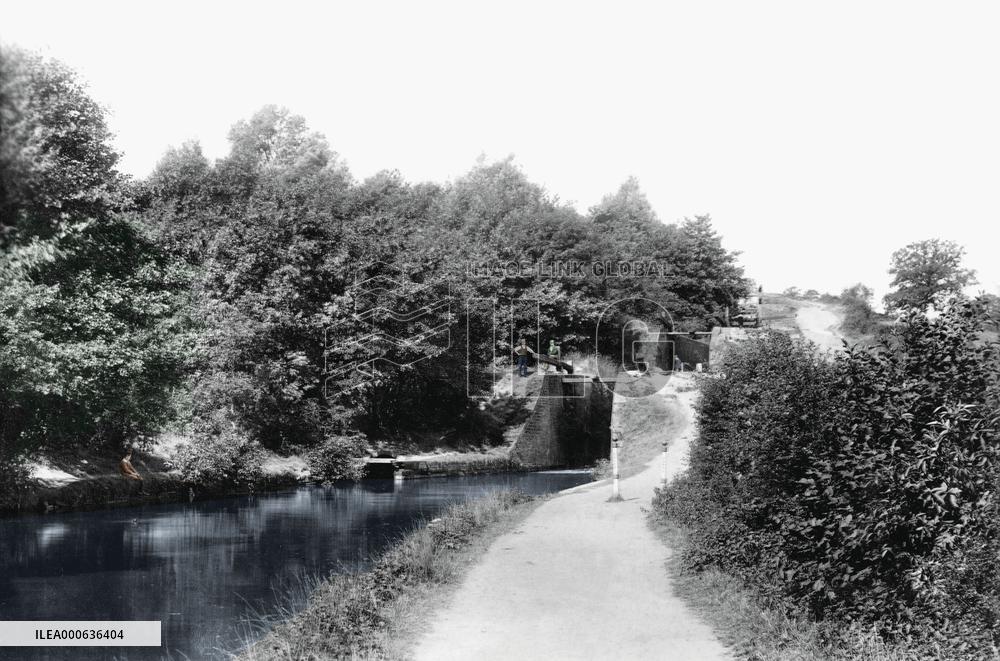 Newport, on the Canal, fourteen Locks 1896