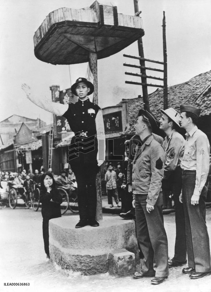 American soldiers and Chinese policeman