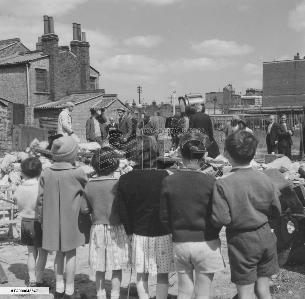 Sparrows Can't Sing (1962) Film