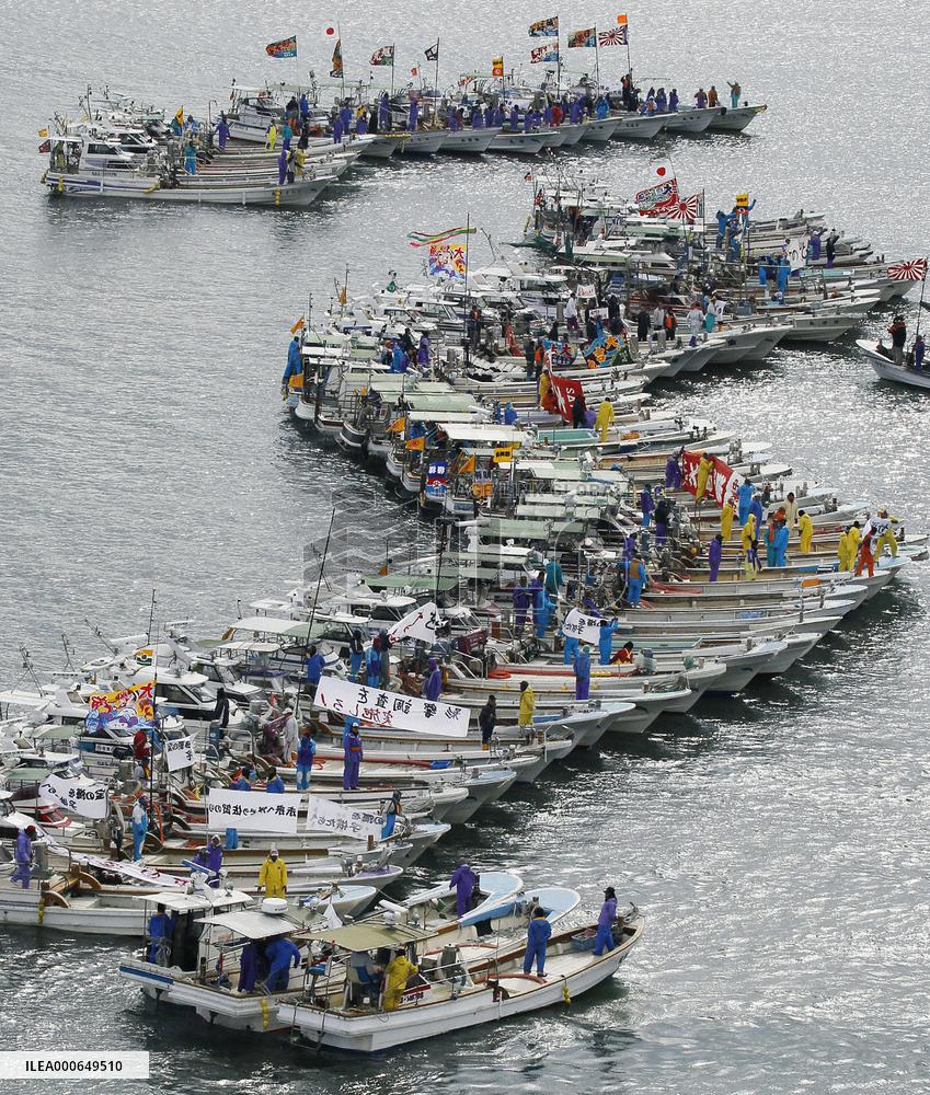 Fishermen on 100 boats protest over Isahaya Bay dike project