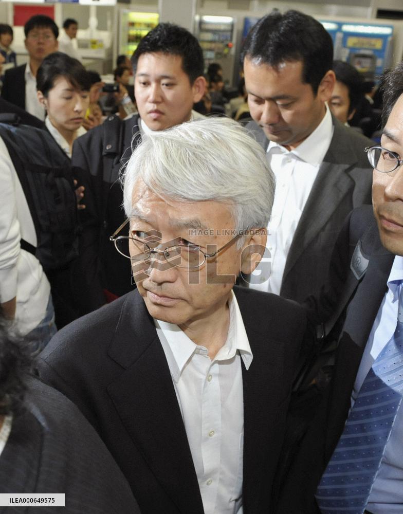 3 Japanese released by China return home