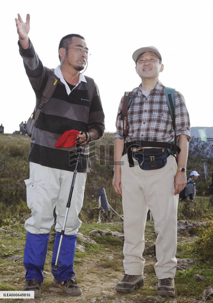 Crown Prince Naruhito hikes up Mt. Ibuki