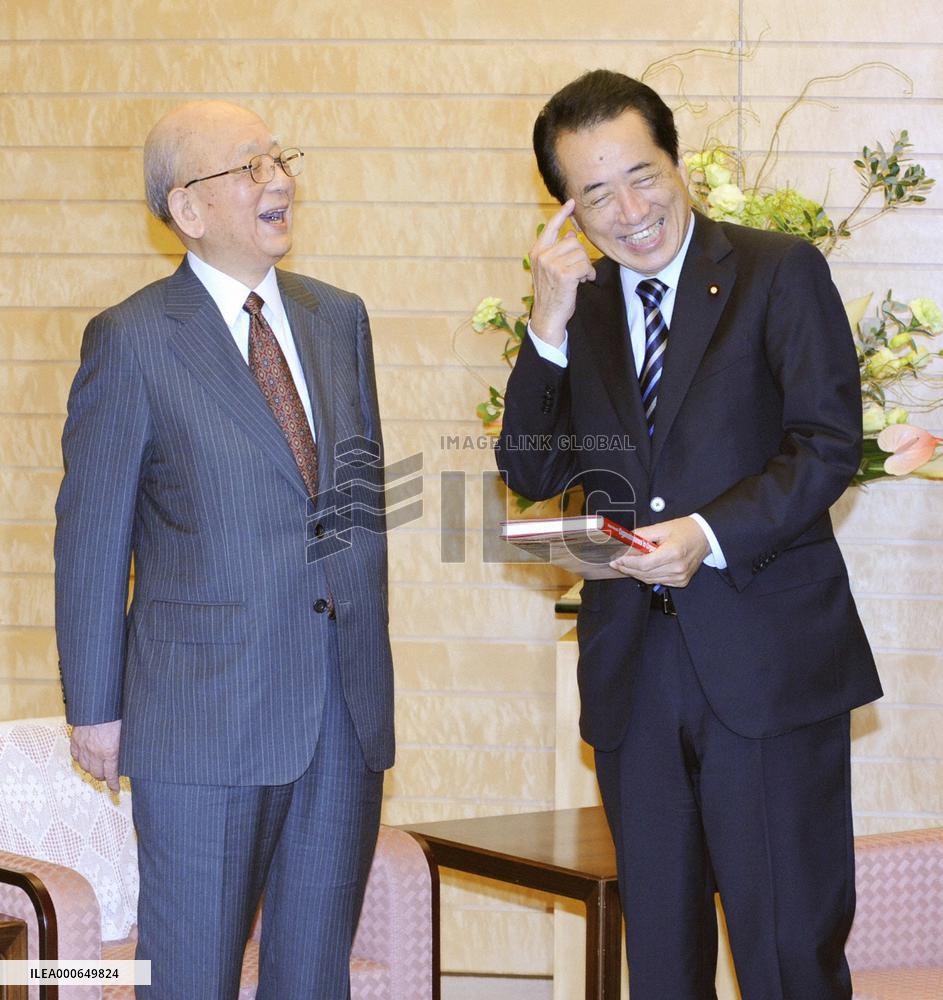 PM Kan, Nobel laureate Suzuki at premier's office